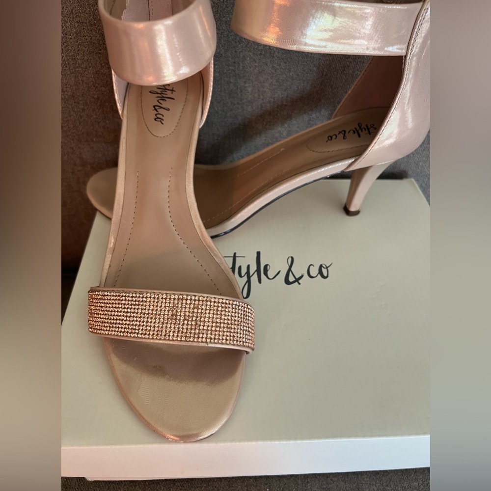 Rose Gold. Beautiful Wedding shoes. - Picture 2 of 3